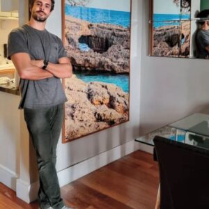 Fotógrafo Berlemes ao lado de sua obra "Mallorca" da série "Mar"