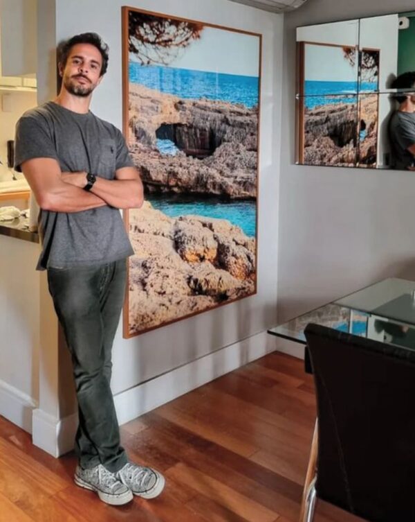 Fotógrafo Berlemes ao lado de sua obra "Mallorca" da série "Mar"