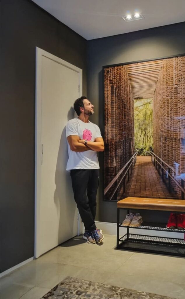 Fotógrafo Berlemes ao lado de sua obra "Portal da Terra"
